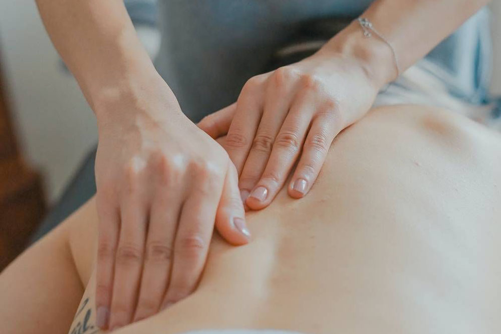 massage-shiatsu-cote-dos-a-2-mains